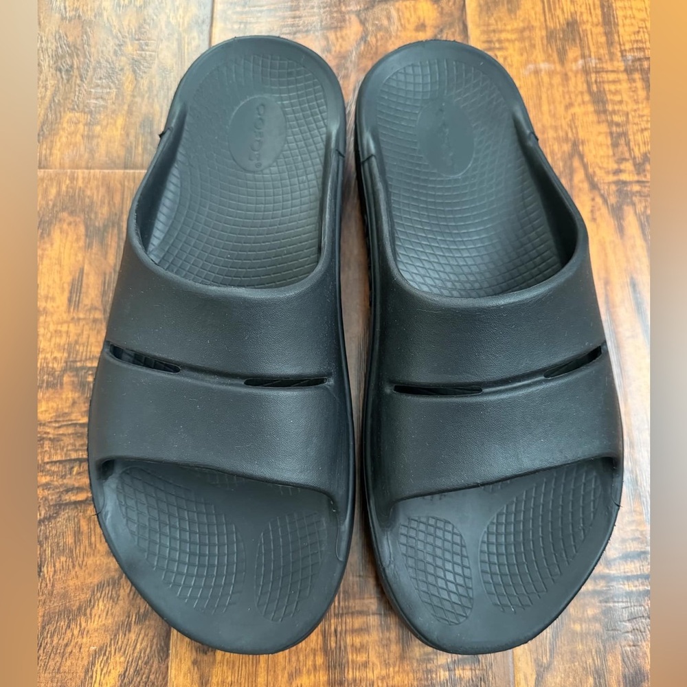OOFOS OOahh Black Recovery Slide Sandals